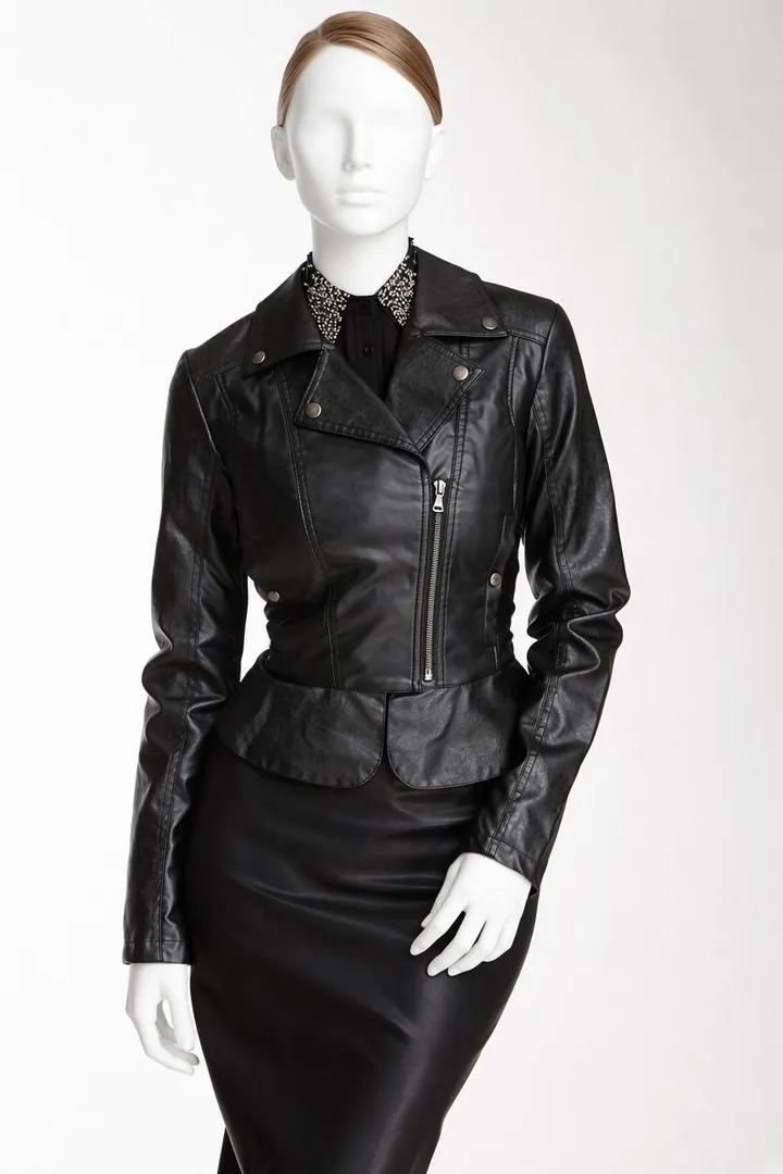Fully dressed mannequins (image 1 of 8)