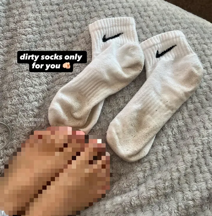 only a loser would goon to my dirty nike socks!