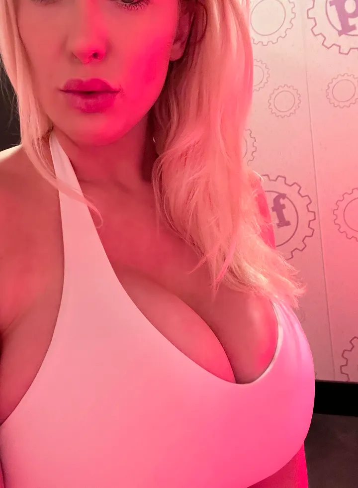 always a good little gym bimbo :) (image 2 of 10)