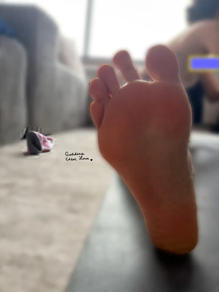 Feet and worn socks, that's what betas deserve 😈