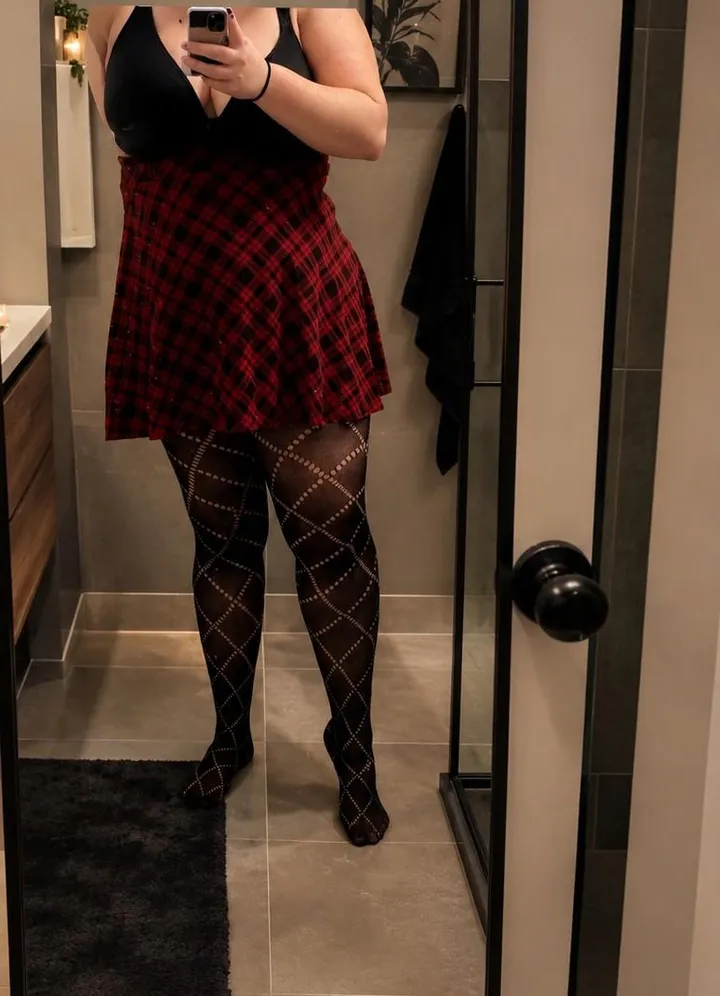 Giving into being a public fuckdoll (image 2 of 3)