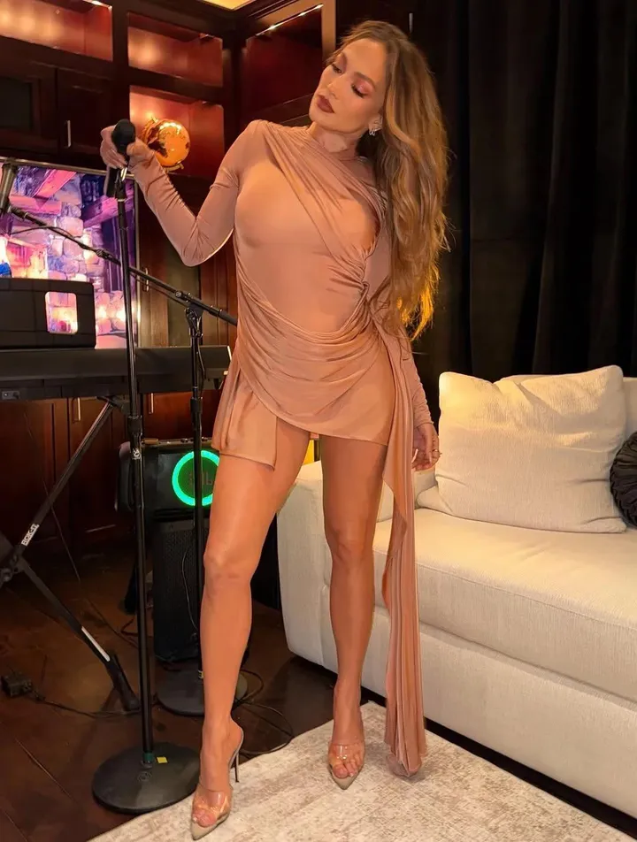 Jennifer Lopez (image 2 of 3)