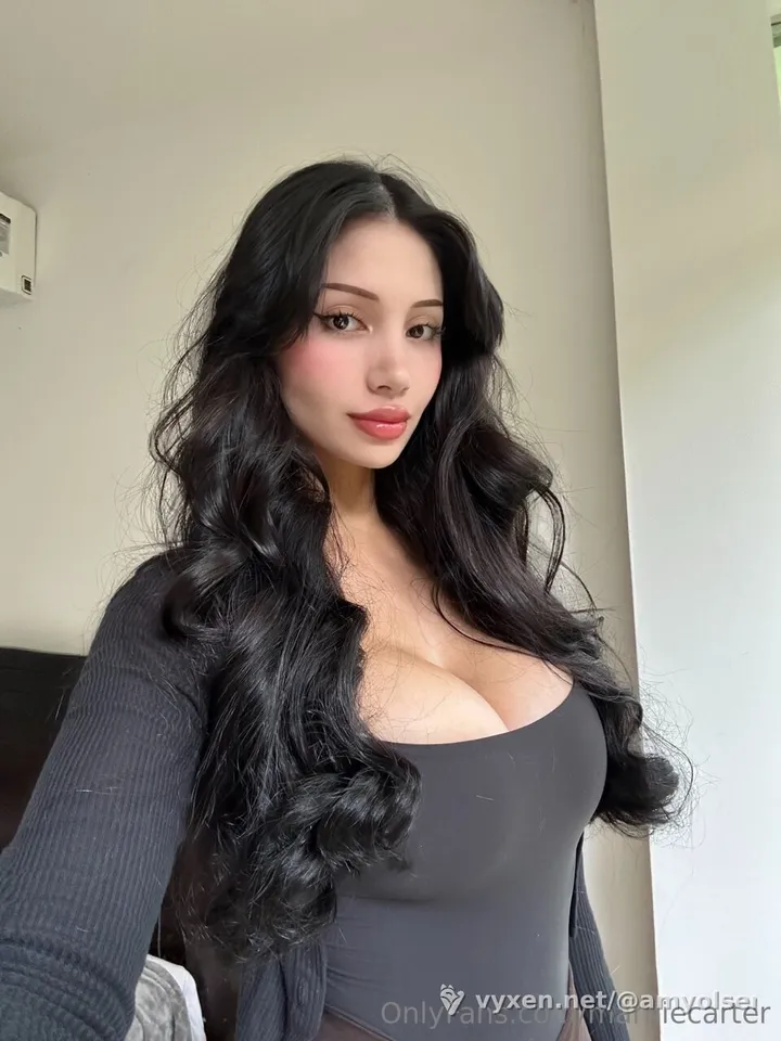 Marnie Shows her sponge tits (image 1 of 4)