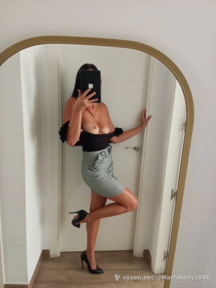 Sexy office outfit.... no underwear! (image 1 of 5)
